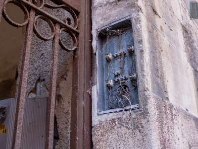 Sulla destra � presente lo scheletro del vecchio citofono